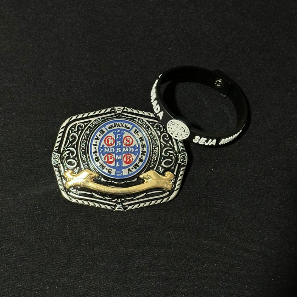 Kit Fivela Metal Grande Estampado São Bento + Pulseira Católica Medalha de São Bento
