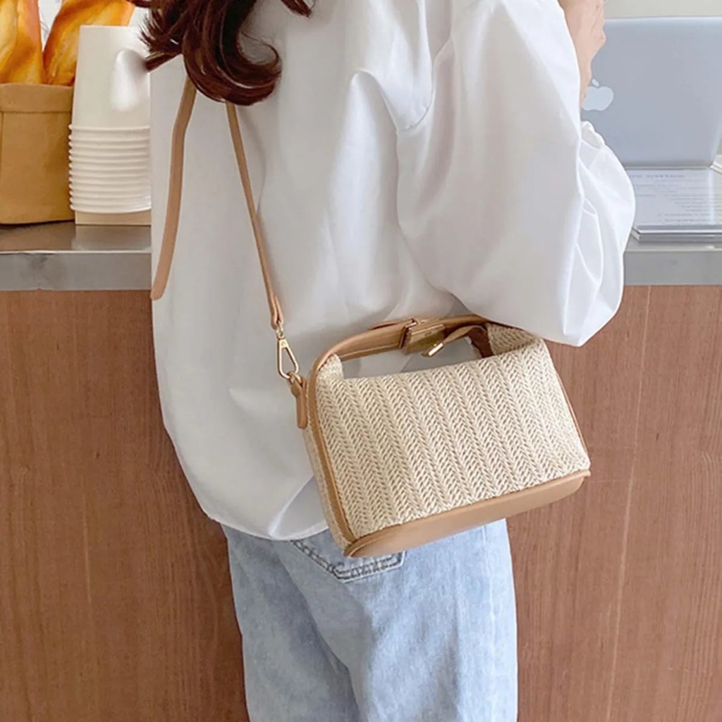 Bolsa de Tecelagem Artesanal de Palha Estilo Boho com Alça Superior e Fecho Dourado