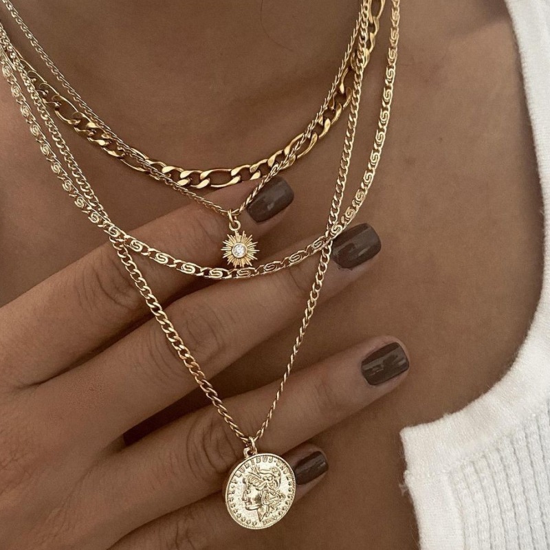 Colar Feminino Dourado Três Camadas Elegante Ajustável