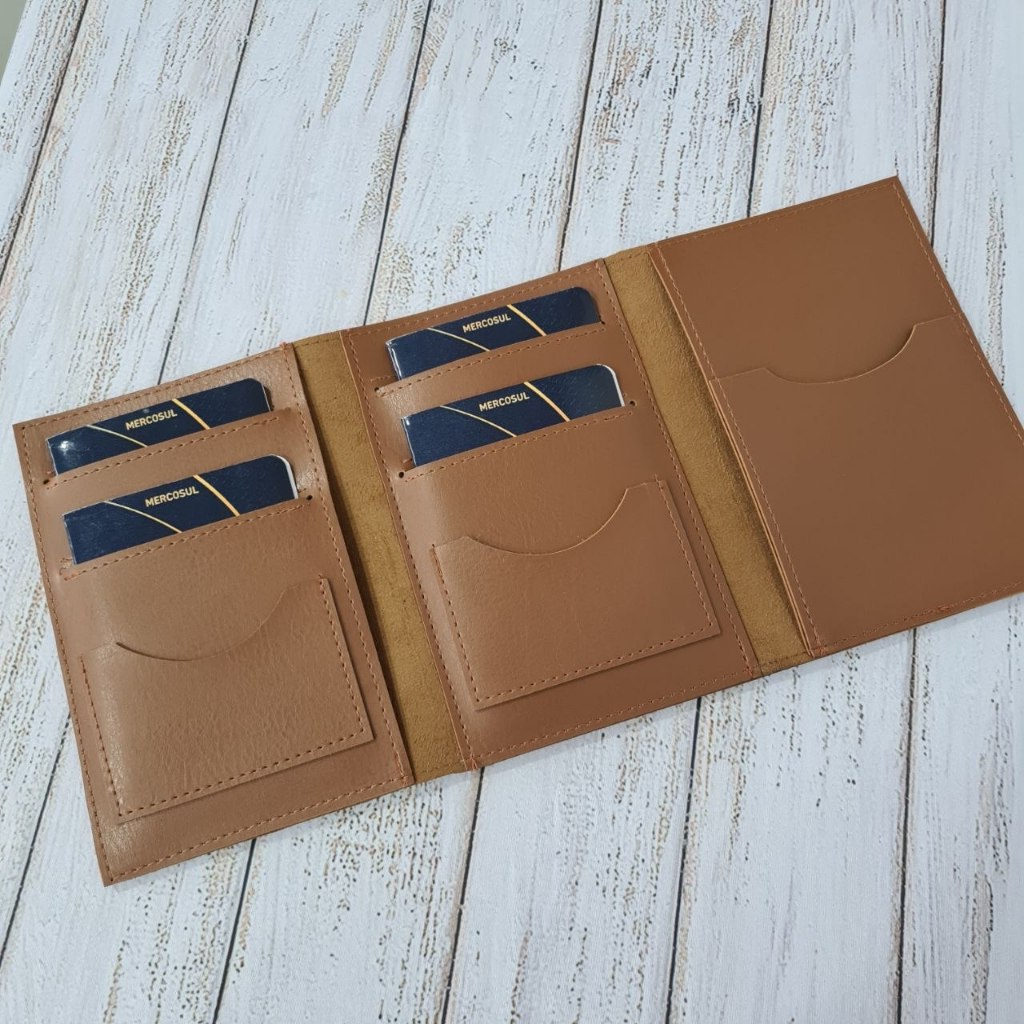 Capa Porta Passaporte Família para 4 passaportes - Personalizado com nomes ou iniciais.
