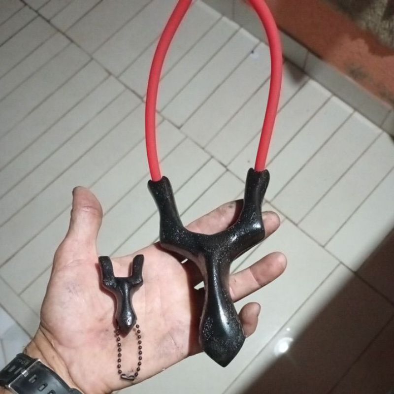 ESTILINGUE ARTESANAL EM RESINA TUBARAO NEGRO