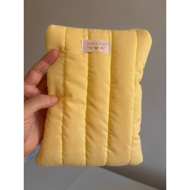 Porta case Kindle tons de mostarda e amarelo