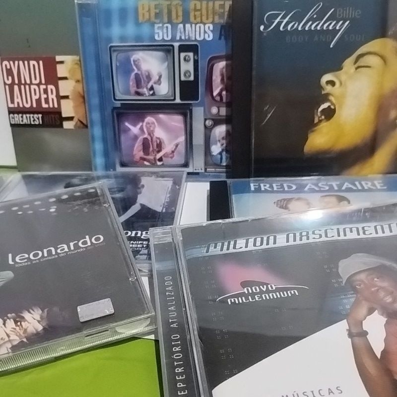 Vários CDs a sua Escolha Nacional e Internacional.