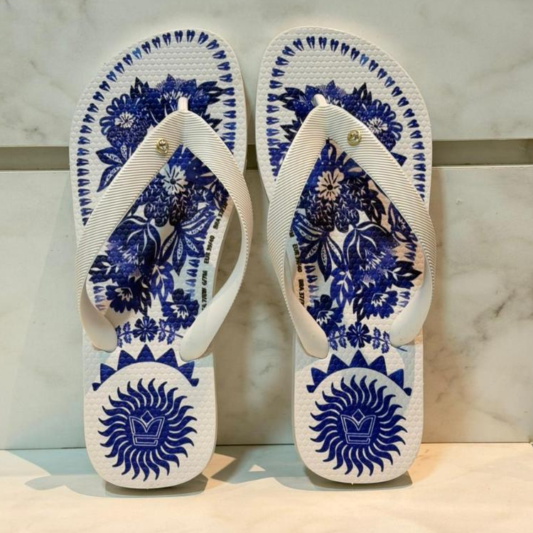 Chinelo Feminino Branco e Azul Confortável Estilo Aconchegante