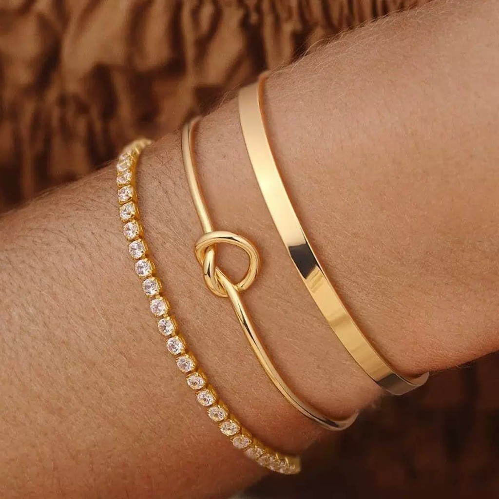 KIT 3 Bracelete Nó Delicado + Bracelete Feminino Liso + Pulseira cravejada de zircônia banhada a ouro 18k