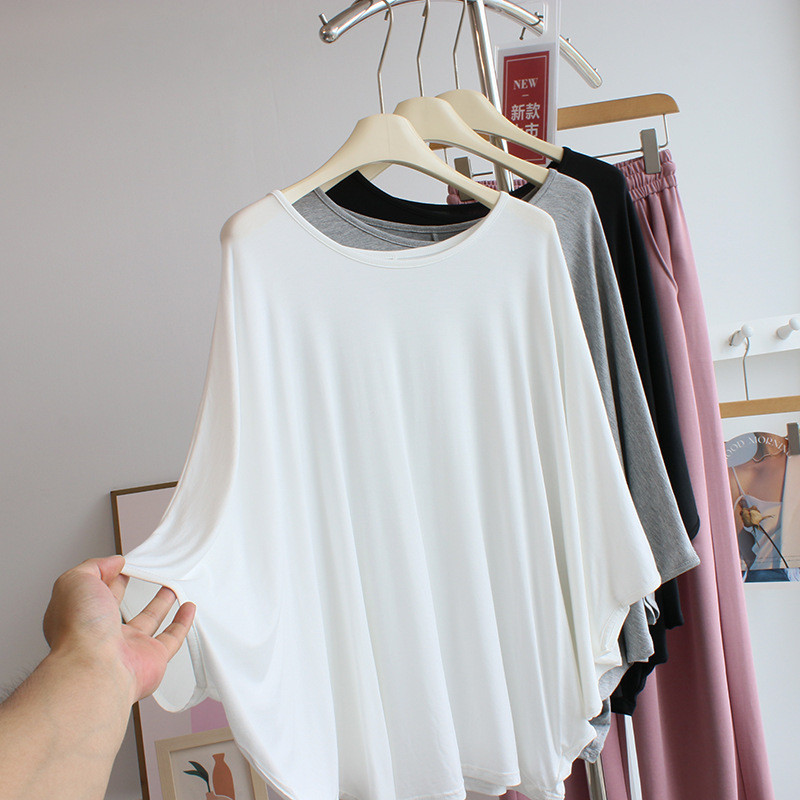 Camisa feminina de modal com decote amplo e corte tipo capa, estilo batwing, solta e oversized, com ombros à mostra, man