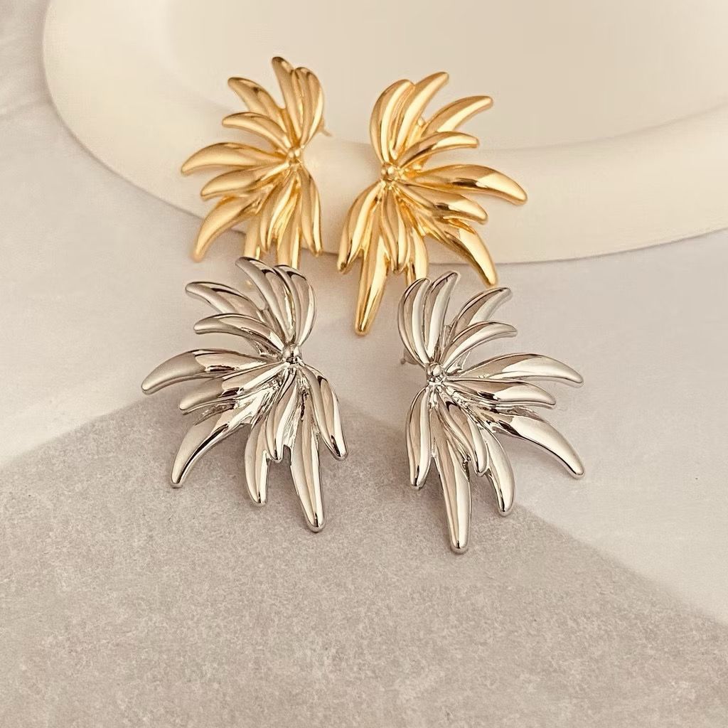 Brincos Femininos de Girassol em Ouro 18K – Estilo Assimétrico e Luxuoso