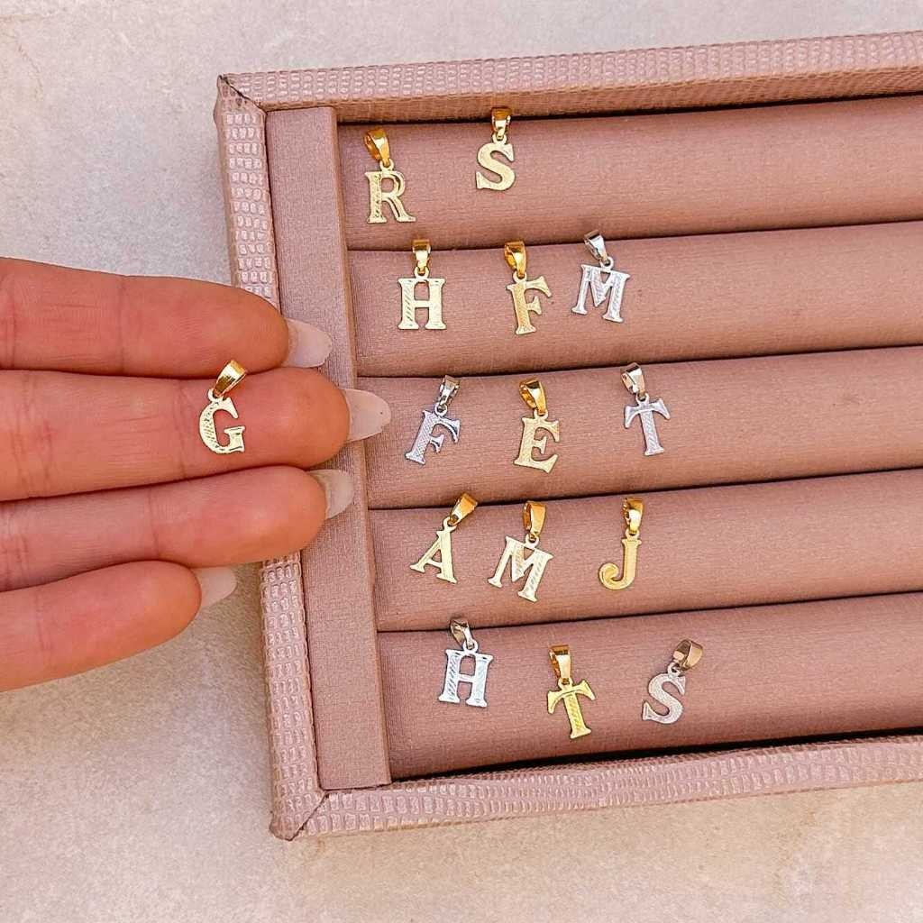 Pingente Letra Inicial Minimalista Delicada Banhado em Ouro 18k ou Prata Anti Alérgico