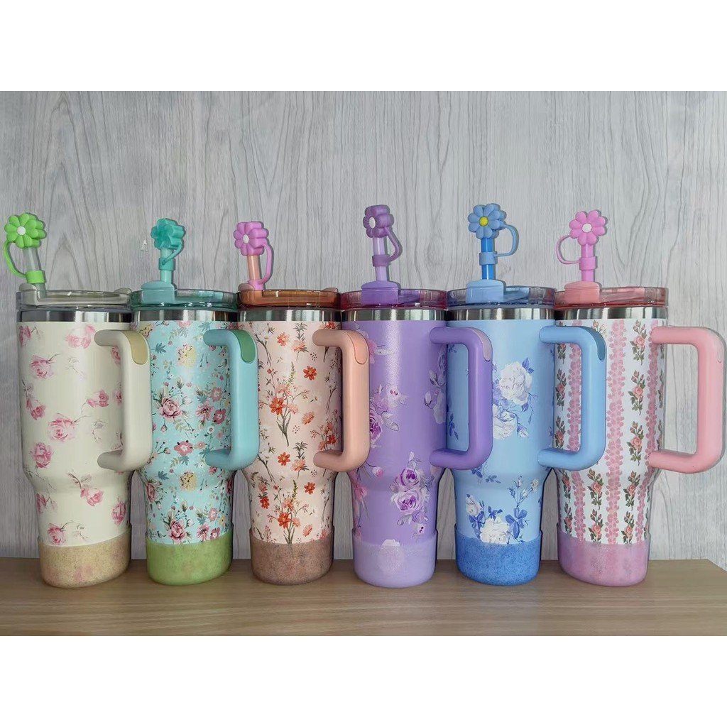 Copo térmico de aço inoxidável com estampa floral requintada de 1200ml e tampa de canudo em formato de flor