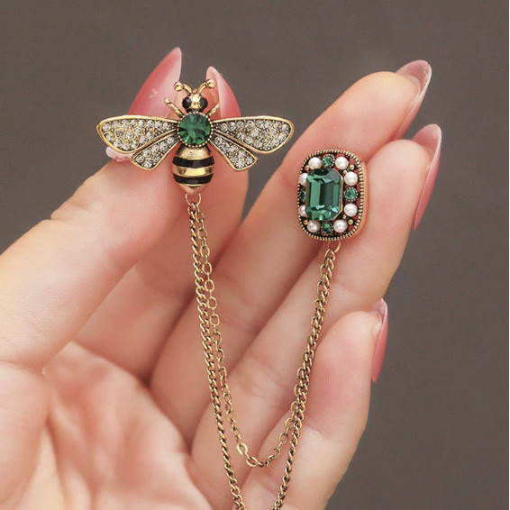 Broche Retrô Luxuoso Abelha com Franja | Design Exclusivo e Elegante | Presente de Luxo para Ela | Presente para Mãe