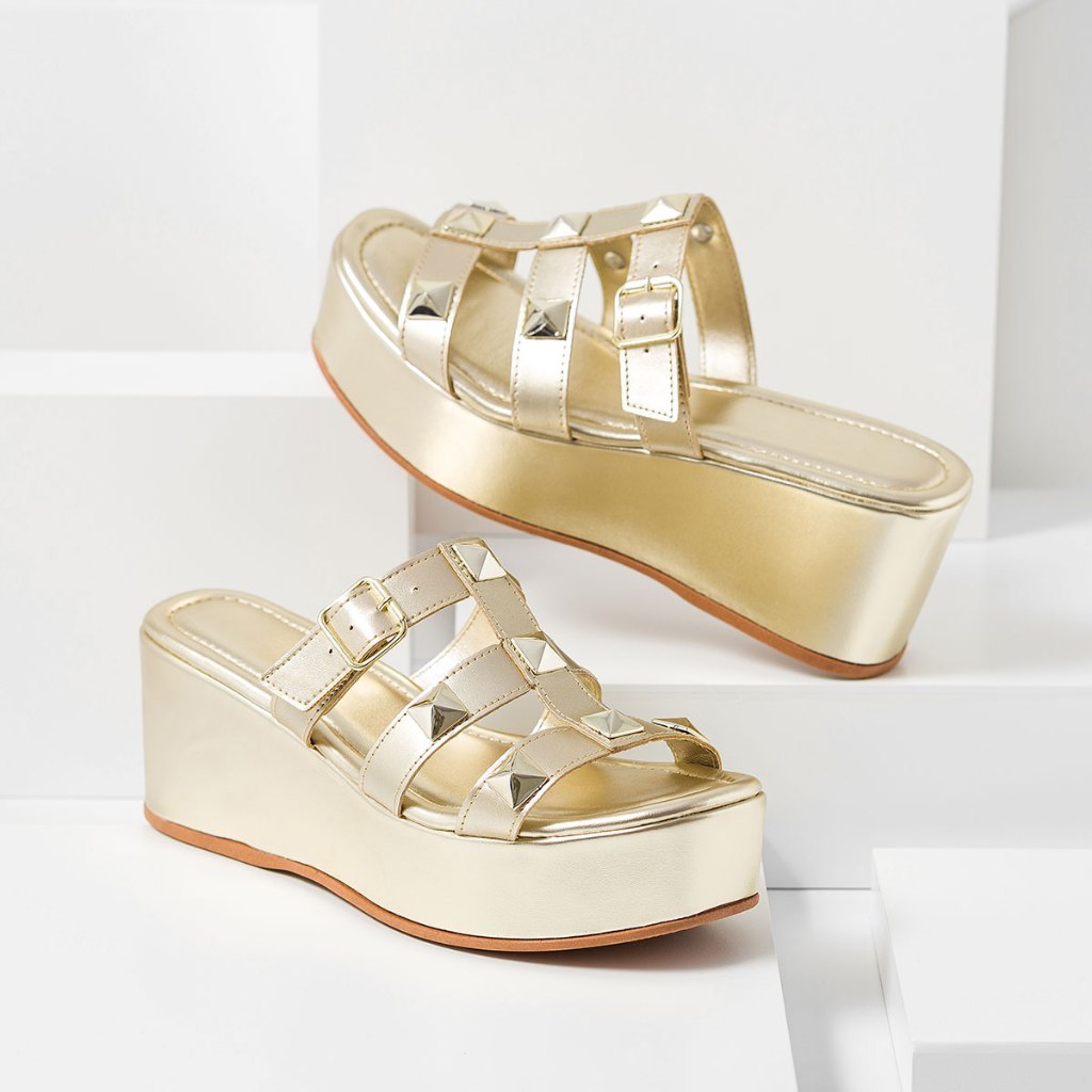 Sandalia feminina Anabela Tamando feminino salto alto plataforma com Apliques Tachas Spikes dourado