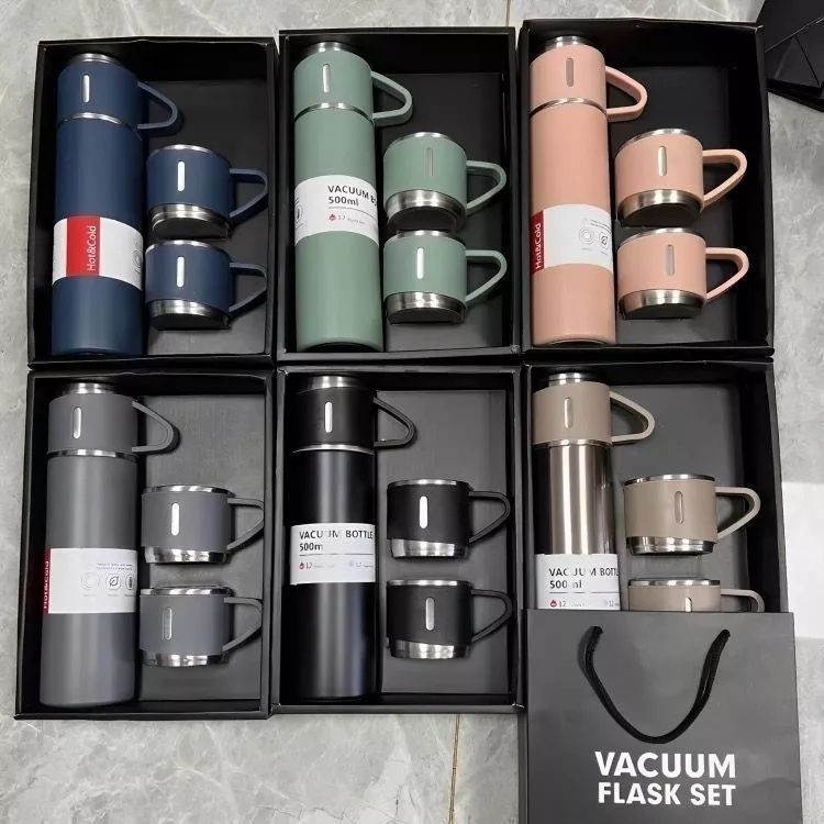 Caneca Kit Garrafa Térmica Inox 500ml + 3 Xícaras Bebidas Frias ou Quentes
